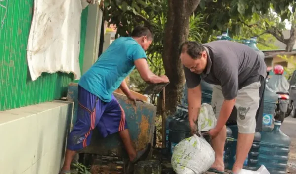 Cegah Banjir, Warga RT 4 Ngagel Rejo, Surabaya Kompak Bersihkan Saluran Air