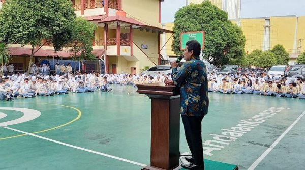 Dede Farhan Aulawi Beri Motivasi Pelajar Berprestasi di SMAN 1 Bandar Lampung