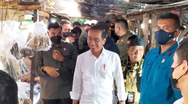 Disambut Warga Sangat Antusias di Pasar Baleendah, Jokowi Pastikan Harga Pangan Aman