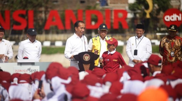 Dihadapan Para Siswa di Baleendah, Presiden Jokowi, "Anak-anaku, duitnya gede banget"