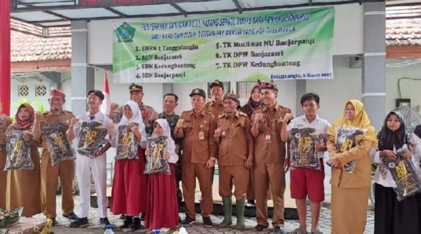 Pemkab Sidoarjo Beri Bantuan 1000 Pasang Sepatu Boots Untuk Siswa dan Guru Terdampak Banjir