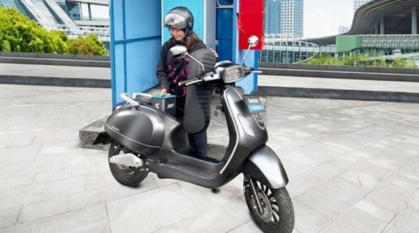 Menyambut Subsidi, SMOOT Motor Listrik Hadir dengan Baterai yang Mudah Bisa Dibeli di Alfamart