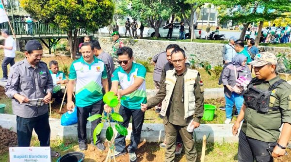 Pemkab Bandung Sosialisasikan Tanam "Pohon DS" Hantap dan Ganitri