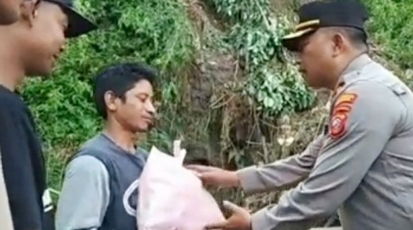 Kapolsek Baleendah Berbagi dengan Korban Longsor di Kampung Cipancur