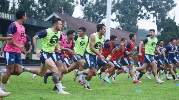 LIGA 1 | Jelang Lawan Dewa United Besok, Pemain Persib Berlatih Ringan