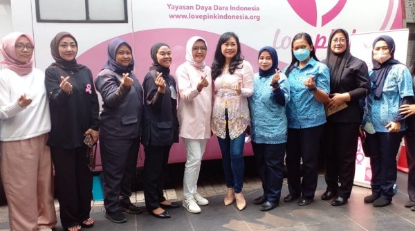 LovePink Jadikan Istri-Istri Pengemudi dan Karyawan Perempuan Bluebird Agen Edukasi Risiko Kanker Payudara