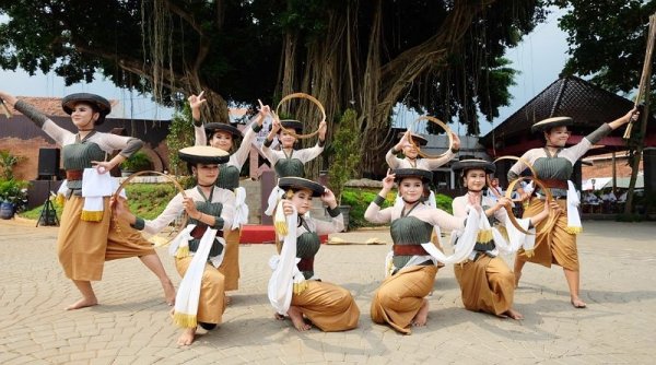 Tarian Caping Kalo Pukau Masyarakat Kudus dalam Dandangan 2023