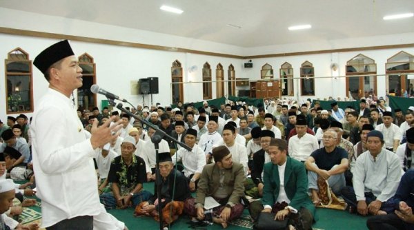Kegiatan Ramadan, Bupati Dadang Supriatna Tarawih Keliling Pertama di Masjid Besar Soreang