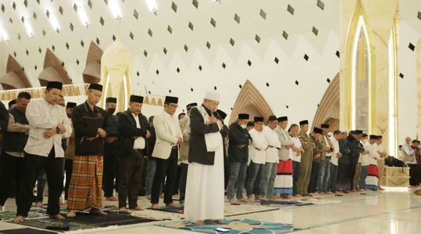Salat Jamaah di Masjid Wajib bagi Laki-laki? Ini Penjelasan Ulama