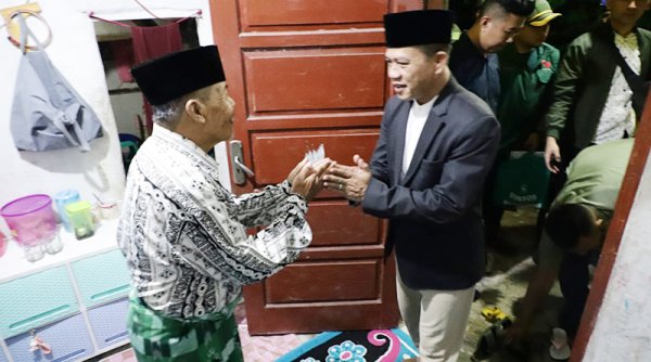 Didatangi Bupati Bandung di Malam Takbiran, Usep, "Semoga Pak Bupati Dadang selalu diberi kekuatan"