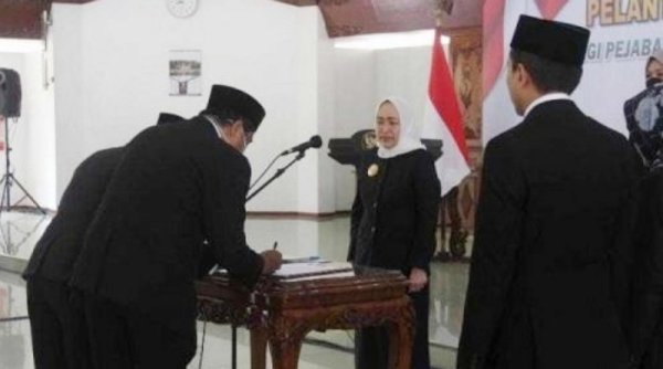 Bupati Anna Muawanah Melantik 25 Pejabat