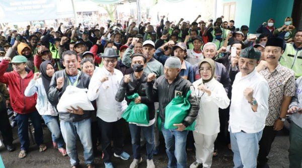 Pemkab Bandung Berikan 1.264 Paket Sembako kepada Ojeg Pangkalan di Tiga Kecamatan