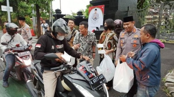 Bidhumas Polda Jatim Bagikan Ratusan Takjil