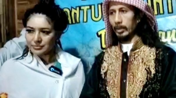 Sania Artis yang Moncer di Tahun 1990-an Santuni Anak Yatim Piatu di Pesantren