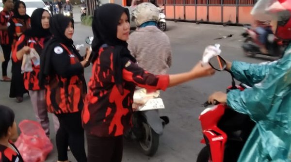 Srikandi Pemuda Pancasila Gunung Surabaya Bagi-bagi Takjil