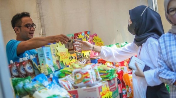 Pemkot Bandung Gelar Pasar Murah, Siti (50), "Terbantu sekali, makanya saya belanja di sini"