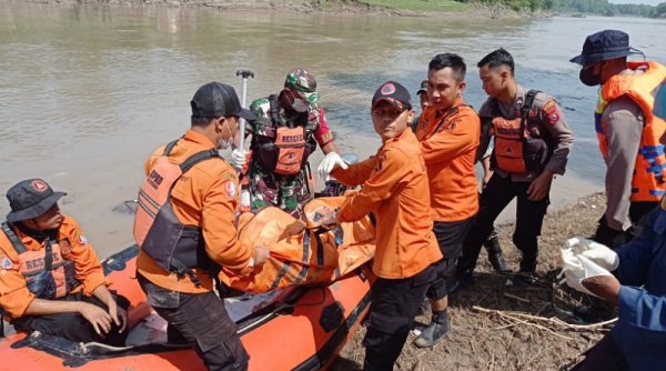 Tim BPBD Kabupaten Bojonegoro Evakusai Korban Tenggelam di Sungai Bengawan Solo