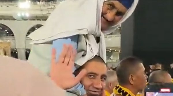 Seorang Pria Mencuri Perhatian Saat Melakukan Umrah dengan Ibu di Pundaknya