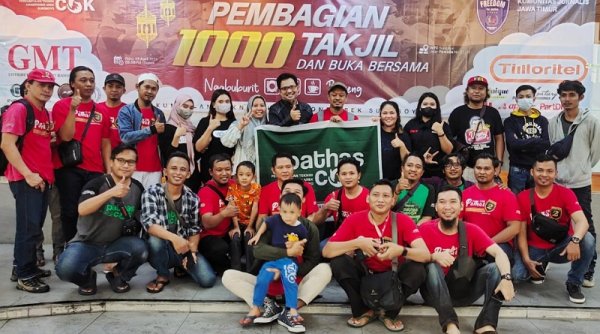 Sejumlah Teknisi Handphone Arek Suroboyo Gandeng KJJT Bagikan 1.000 Takjil