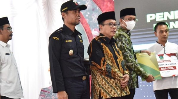 Gus Muhdlor Bagikan BLT kepada Ribuan Buruh Pabrik Rokok