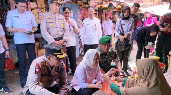 Sidak Harga dan Stok Bahan Pokok, Bupati Bojonegoro Sebut akan Kaji Perbaikan Pasar
