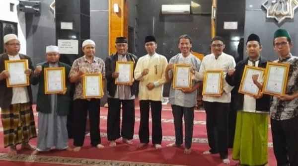 Penyerahan Sertifikat Kalibrasi Arah Kiblat kepada Para Pengurus DKM