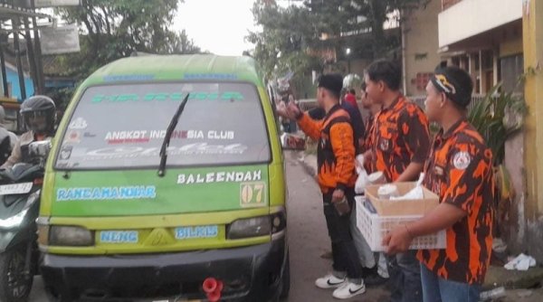 RAMADANAN | Ratusan Kader Pemuda Pancasila Ranting Rancamulya Berbagi Takjil