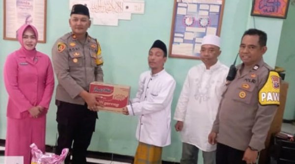 Aksi Kemanusiaan Polsek Gunung Anyar dalam Rangka Program Bhayangkari Peduli Ramadhan 1444 H