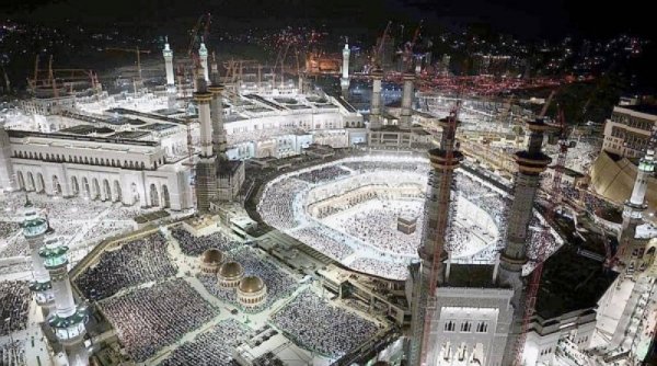 Jamaah Umrah Menunaikan Salat pada Malam 27 Ramadan dengan Penuh Khusu