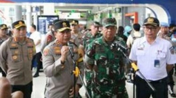 Cek Kesiapan Pengamanan Mudik, Kapolda Jatim dan Pangdam V Brawijaya Sidak Stasiun Gubeng