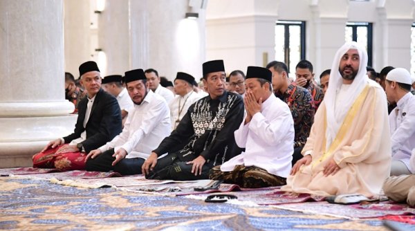 Salat Id di Mesjid Raya Syeikh Zayed Solo, Khatib, "Zakat dan Puasa memiliki tujuan mulia"