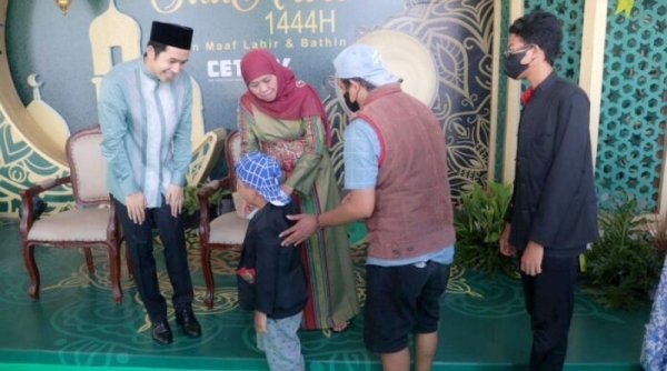 Gubernur Khofifah Gelar Open House Serta Pembagian Sembako