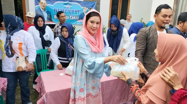 RAMADANAN | Tantriani  Bagikan Ribuan Paket Sembako kepada Warga Kurang Mampu dan Anak Yatim