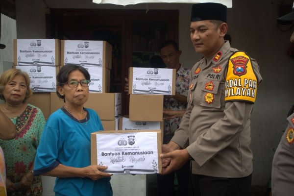 Aksi Kemanusiaan Polsek Gunung Anyar Menyalurkan Bansos Bagi Warga Kurang Mampu