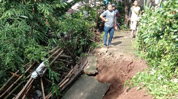 Jalan yang Tergerus Longsor di Ciumbuleuit Kota Bandung Segera Diperbaiki