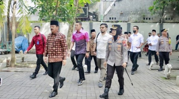 Kapolres Pelabuhan Tanjung Perak Dampingi Menteri ATR/BPN Serahkan Sertifikat Sunan Ampel