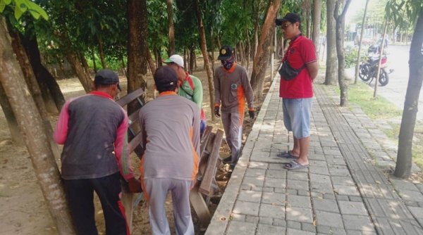 Berharap Warga Ikut Menjaga, DLH Bojonegoro Tambah Lampu Penerangan Taman Veteran