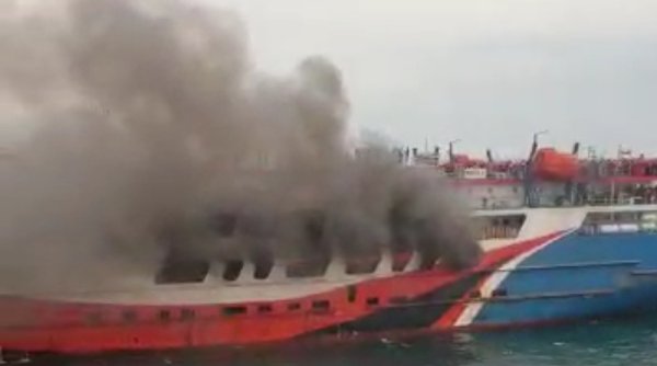 Api Membakar Kapal Feri di Selat Merak Banten