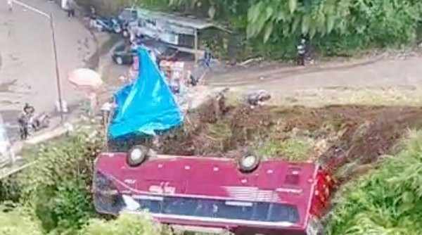 Bus Sarat Penumpang Nyelonong di Obyek Wisata Guci Tegal Jateng dan Masuk ke Jurang