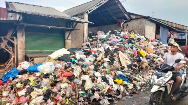 Sampah Numpuk dan Berceceran di Pasar Ciparay, DLH : Gunakan Sistem TPS Buka Tutup