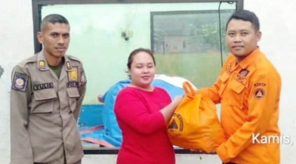 BPBD Bojonegoro Asesmen Dampak Angin Kencang di Sugihwaras, Beri Bantuan Sembako