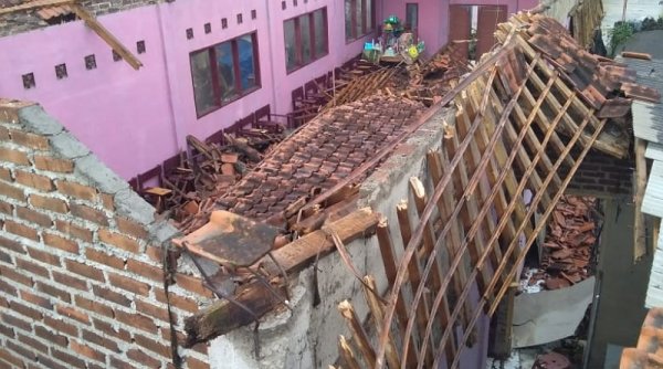 Madrasah Diniyah Al- Majidiyah Cibisoro Ambruk Diterjang Hujan Angin