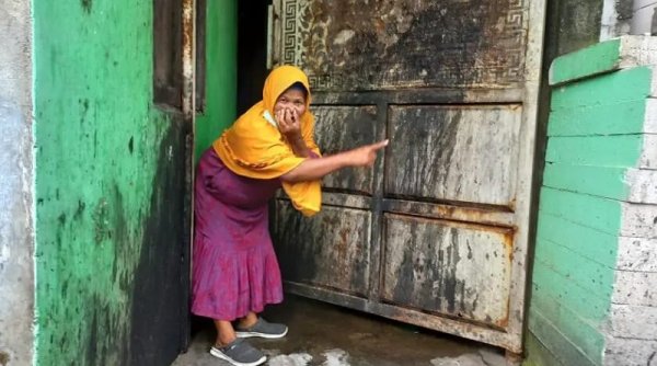 Viral! Emak-emak Siram Air Kencing ke Pagar Rumah Tetangga