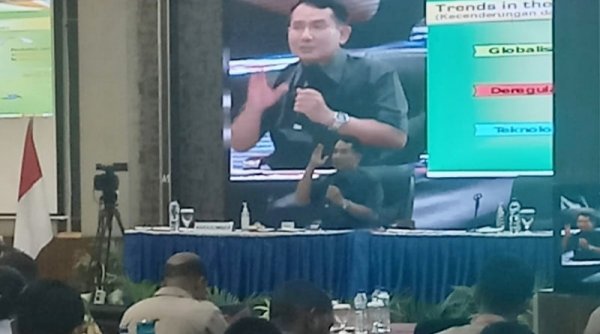 Dede Farhan Berbicara Tantangan Fundamental SDM pada Rakernis Polda Papua