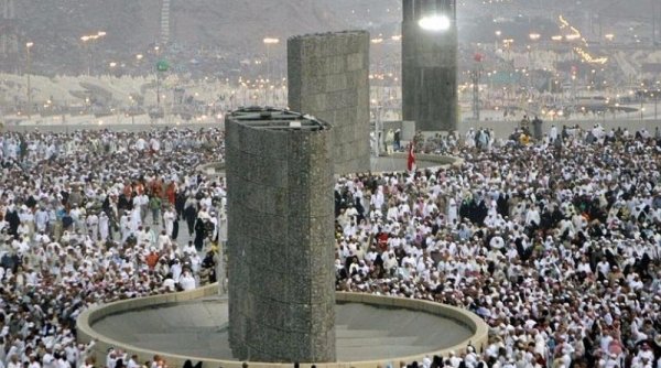 Perlawanan Abadi Manusia terhadap Iblis Disimbolkan dengan Melontar Jamrah