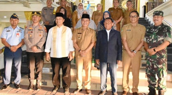 Dikunjungi Bupati Dadang Supriatna, Dadang Naser Ingatkan Utang Provinsi ke Pemkab Bandung