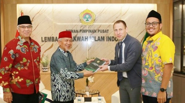 Ketum DPP LDII: Dunia Akui Islam Indonesia Damai, Politisasi Identitas Tidak Relevan di Pilpres 2024