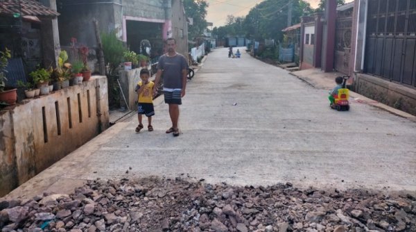 Tak Kunjung Ada Perbaikan, Seorang Dermawan asal Paseh Akhirnya Perbaiki Jalan yang Rusak dan Berlubang
