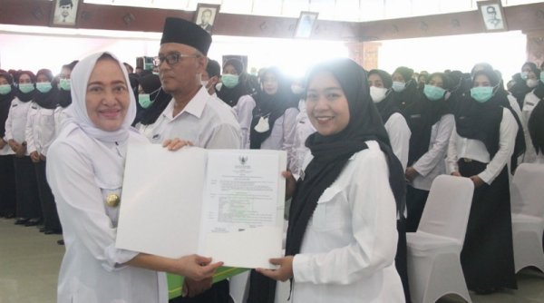 Bupati Bojonegoro Serahkan Ratusan SK PPPK Tenaga Kesehatan, Ajak Tingkatkan Dedikasi