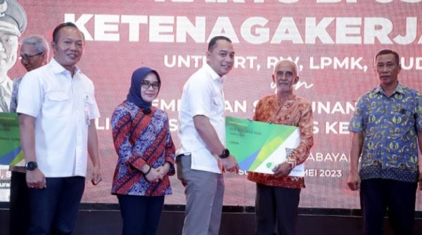 Pemkot Surabaya Serahkan Kartu BPJS Ketenegakerjaan Kepada Ketua RT/RW,LPMK dan Bunda Paud